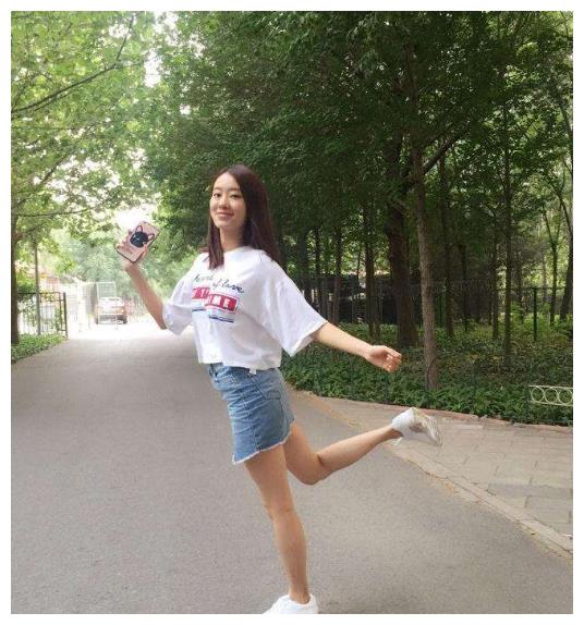 她是冯巩"闺女",上4次春晚仍不红,今凭借与贾玲跷二郎腿爆红|张小斐