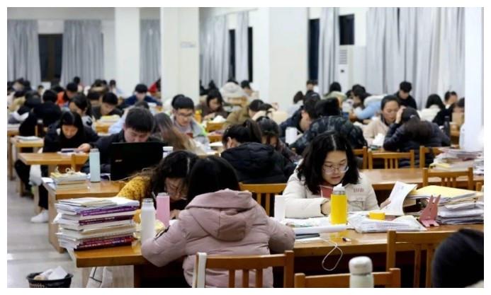 儿子上了大学才知道，妈妈从小到大一直在骗他，老师说的才是对的休闲区蓝鸢梦想 - Www.slyday.coM