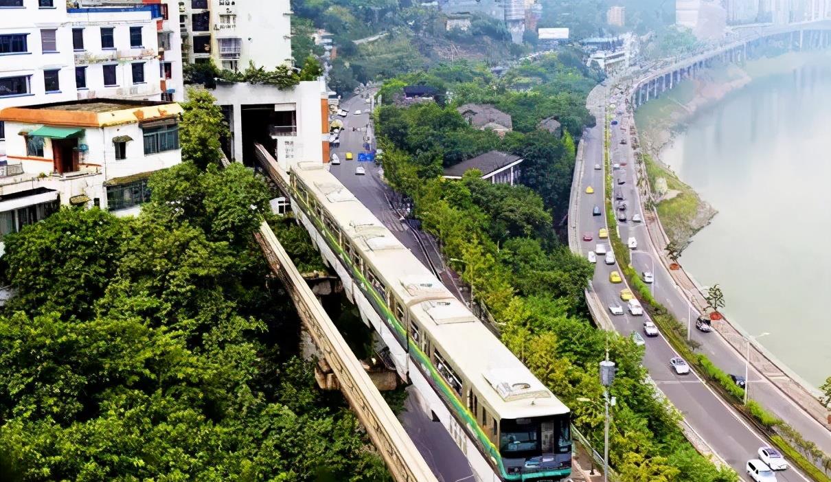 "轻轨穿楼"的李子坝车站可以品尝地道重庆美食了 山城实力宠粉