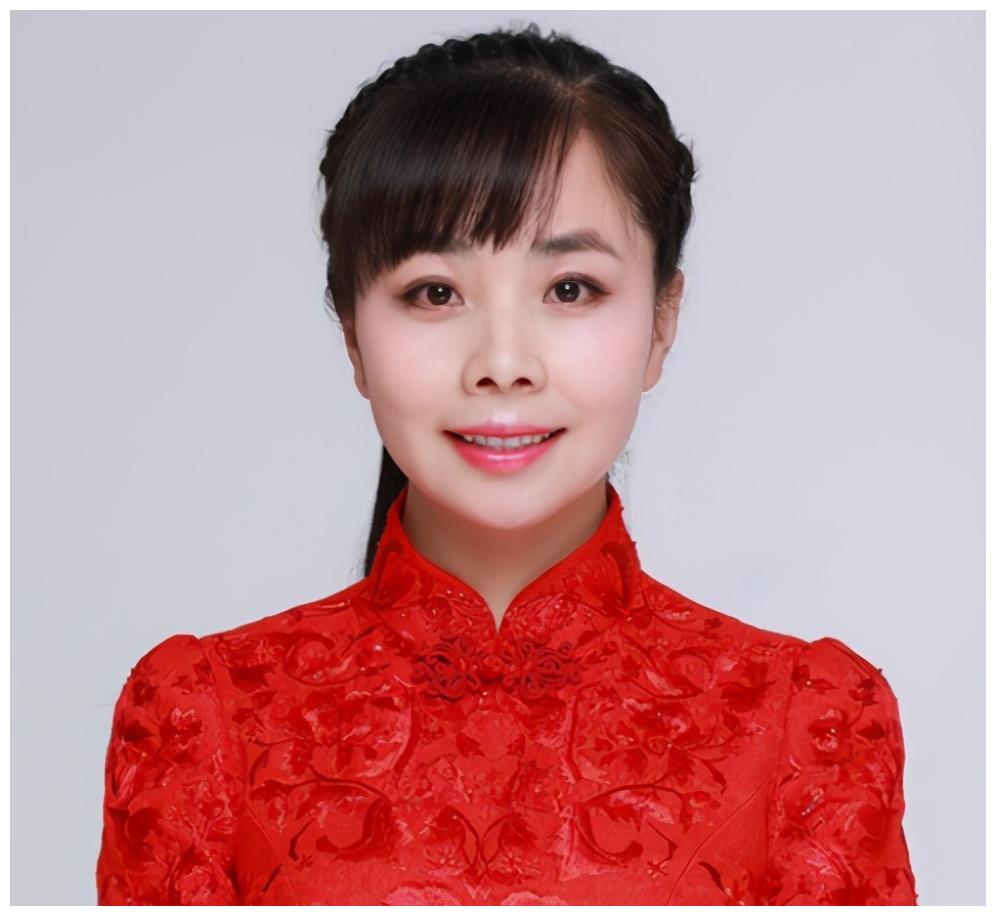 她是国家一级演员,因买不起房回农村种田,日常是放牛带孩子