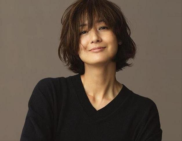 富冈佳子不仅穿搭出众,她的慵懒风微卷短发,就连年轻人都喜欢|发型