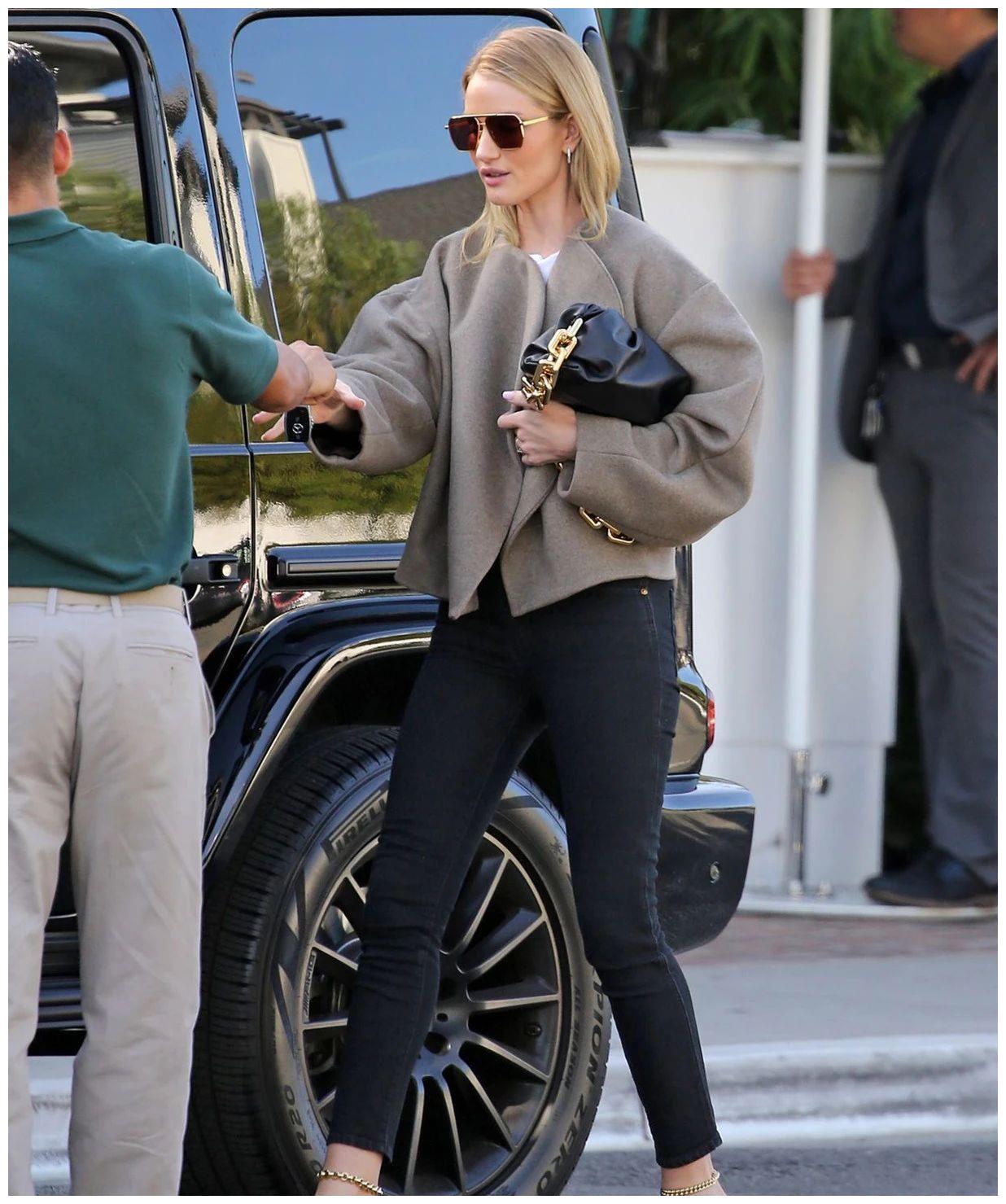 杰森斯坦森的老婆离开高档餐厅网友超模这身穿搭很讲究