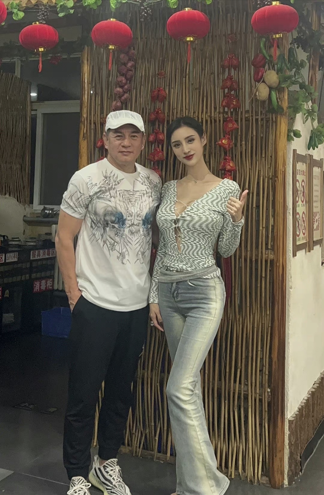 演员吴春怡晒杀青照,穿高叉裙大秀好身材,美腿白皙修长太抢镜