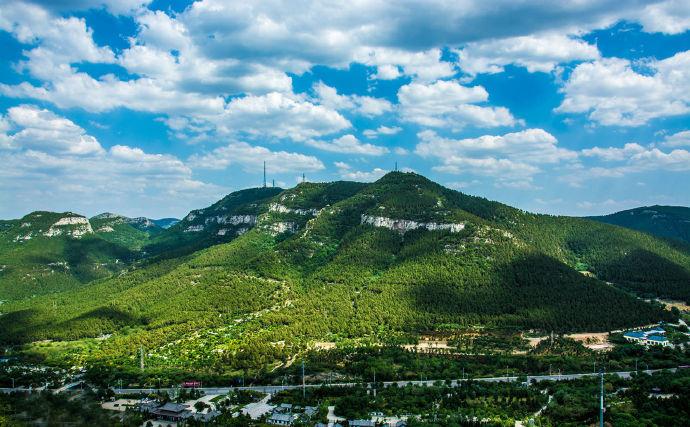 登上济南的佛慧山览泉城景色