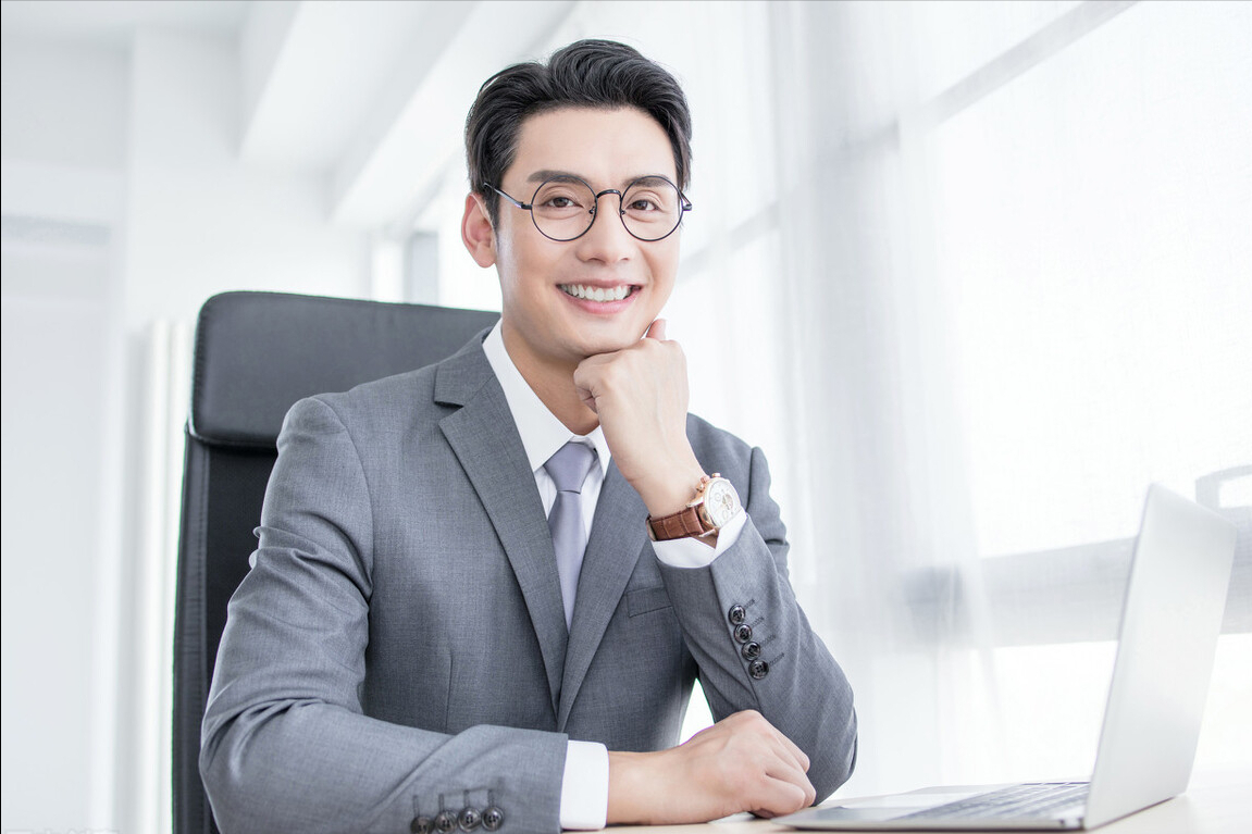 正装发型属于标准的男士发型类型,适合搭配正式的服装,特别适合正式的