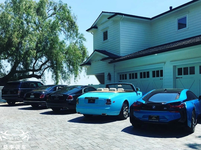 全球最年轻的亿万富翁,22岁的她白手起家,家里的豪车把别墅包围