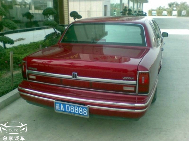 车管所偶遇藏牌8888林肯，这车快30岁了，看状态还能再开十年