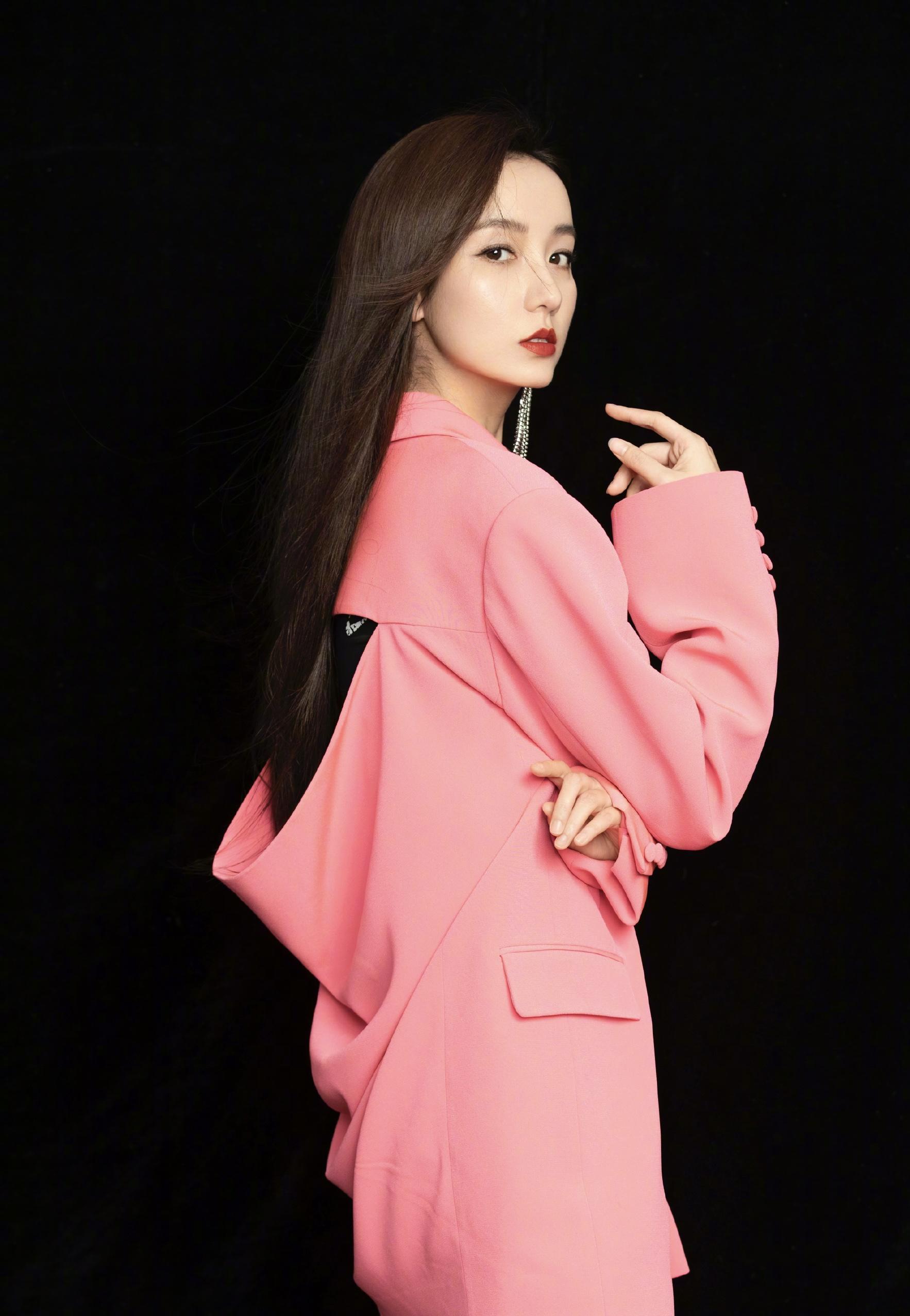 吕一偷看其他姐姐排练,粉色卫衣气色好,搭配紧身裤太减龄