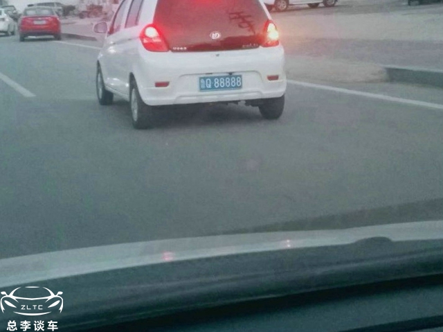 布加迪和2万代步车挂同一车牌，到底谁是真的？奔驰：都是假的