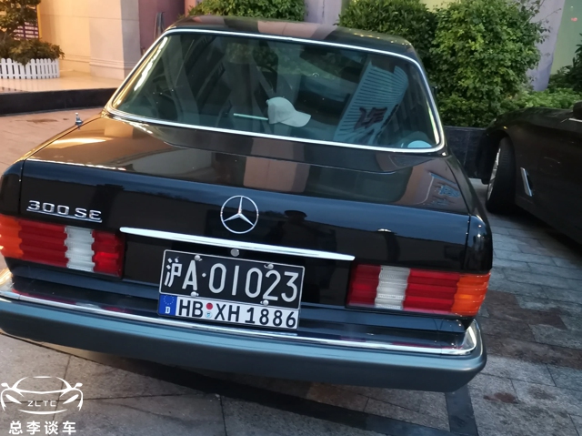 80年代的奔驰比国一排放大十几岁马路上不多见吧