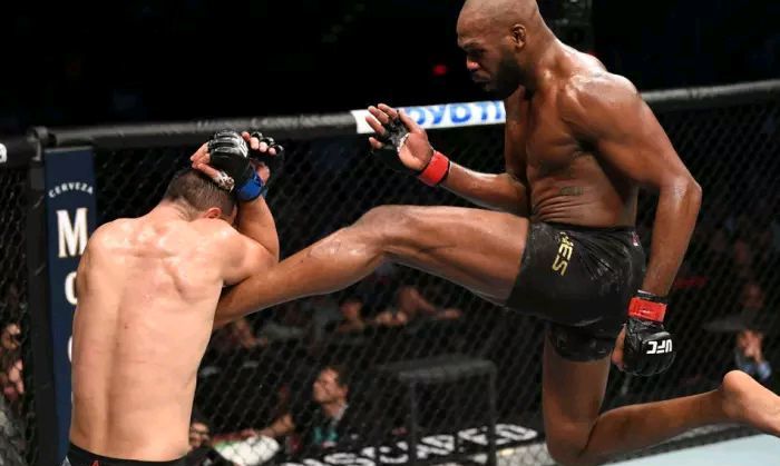 最新!ufc247格斗之夜 头条主赛之 骨头琼斯vs不败新秀雷耶斯