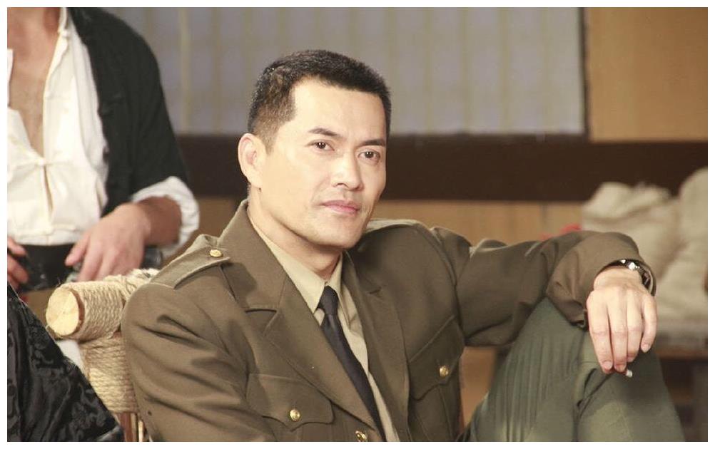 64岁吕良伟不老神颜 老婆是亿万富婆 同框160斤儿子像两兄弟 财经头条