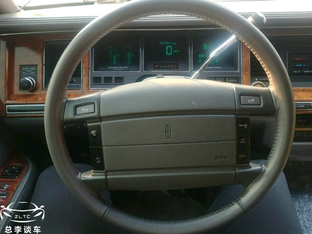 车管所偶遇藏牌8888林肯，这车快30岁了，看状态还能再开十年