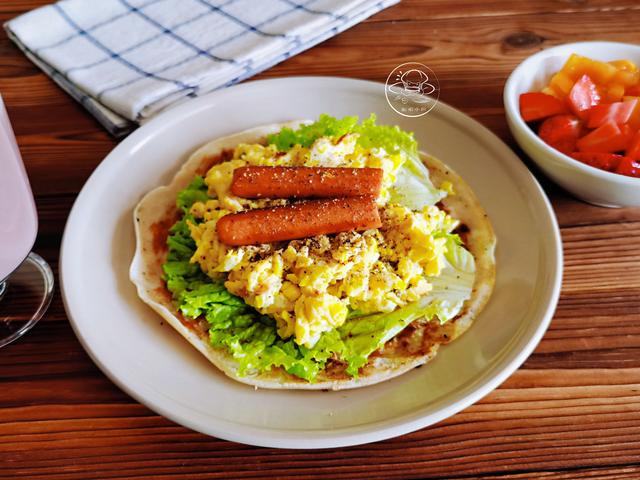 煎饼卷鸡蛋做法简单快捷饼皮柔软劲道酱香味浓料足早餐吃美了