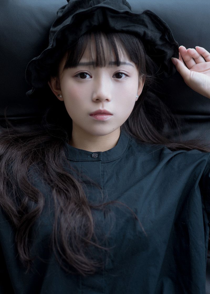 校园里的元气少女肌肤白皙唯美