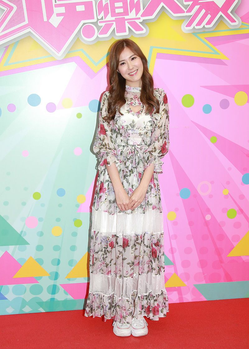 刘佩玥穿搭:花朵灯笼袖纱裙运动鞋清新明媚