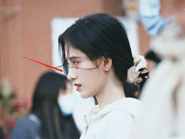 鞠婧祎圣诞晒照,头戴小鹿角妆容精致,鼻子是全脸之光