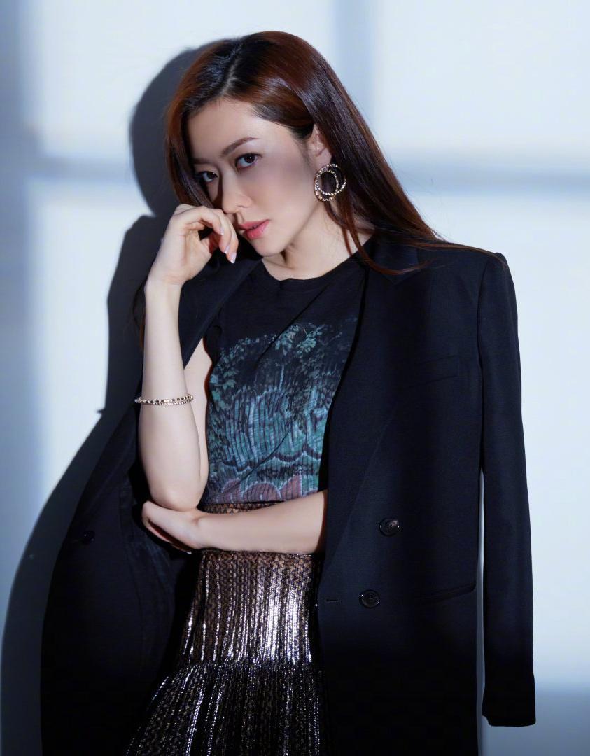 熊黛林也晒美照梨花头搭配西装长裙优雅大气40岁身材依旧迷人