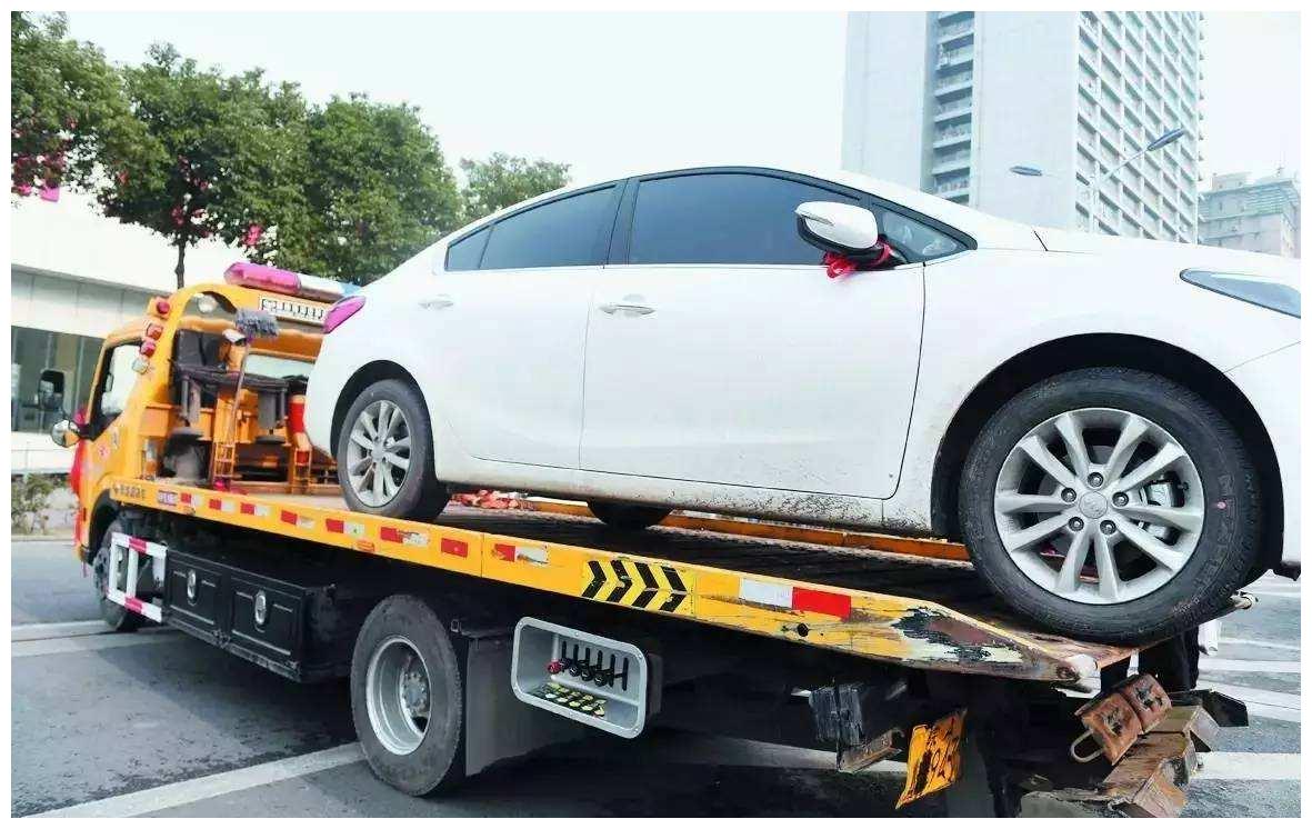 为何被拖走的都是廉价车,那些豪车违停呢?交警说出原因