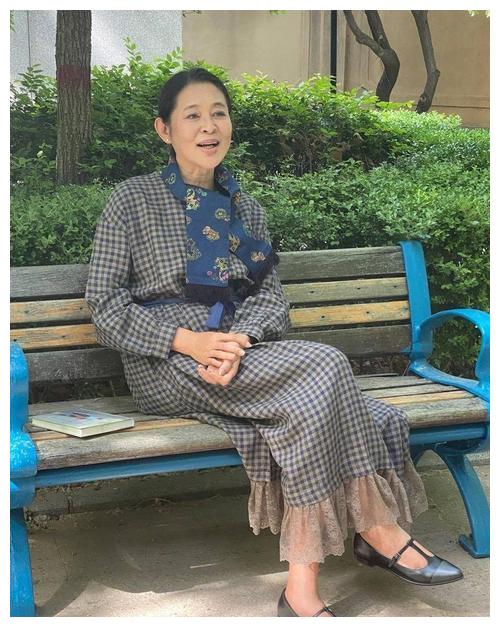 倪萍拍广告近照60多岁还学年轻人减肥瘦了并不漂亮