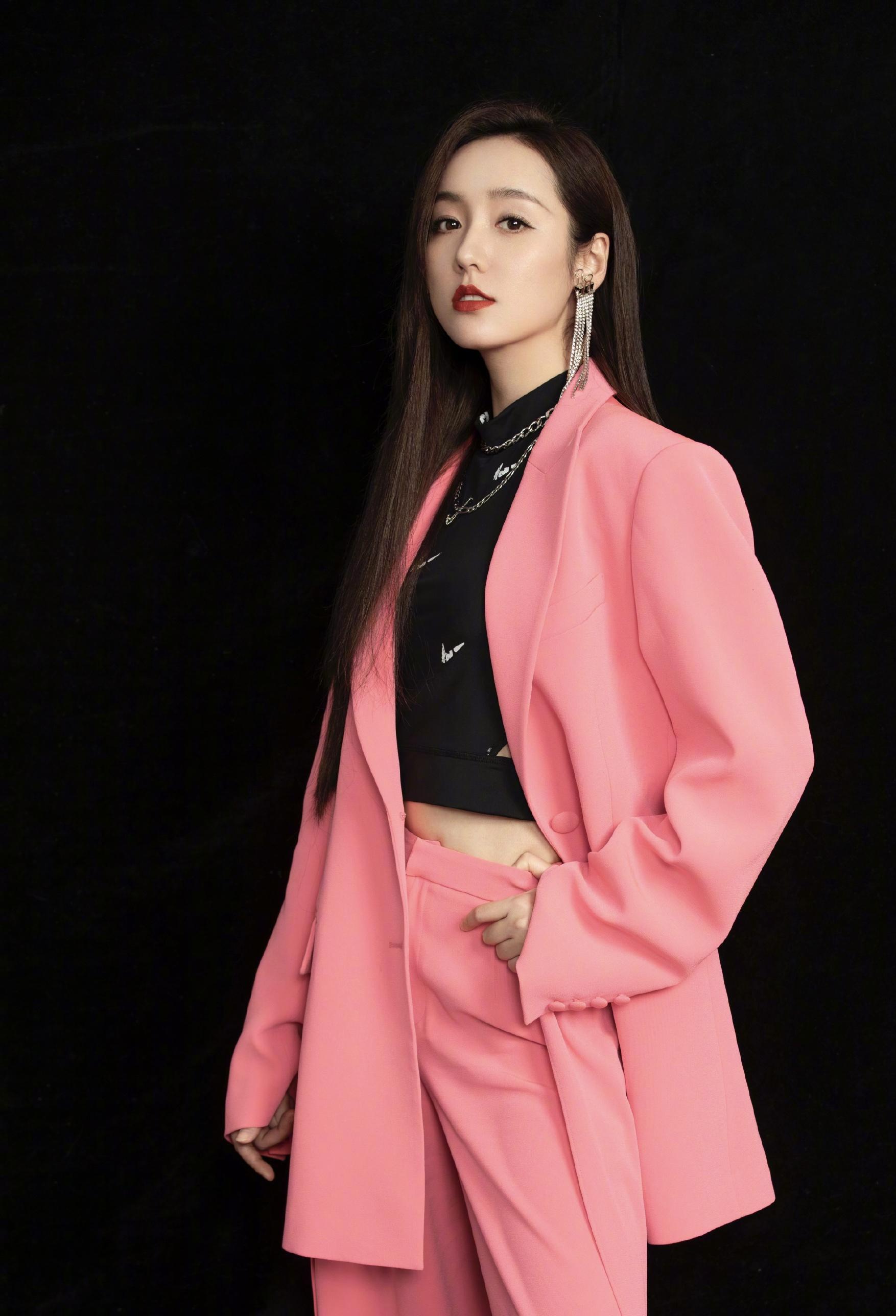 吕一偷看其他姐姐排练,粉色卫衣气色好,搭配紧身裤太减龄