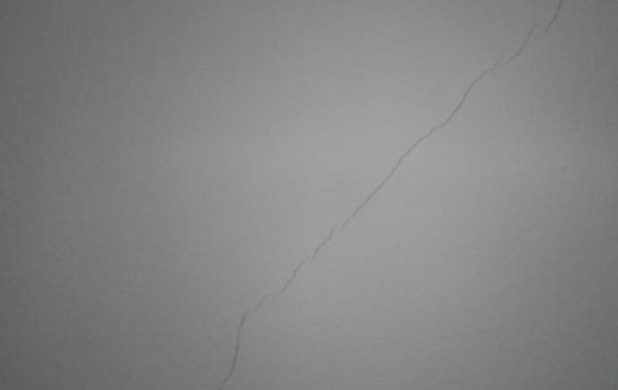 新房装修做油漆完一个月有的地方出现细小裂缝怎么回事