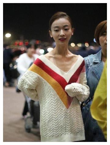 《延禧攻略》后再无巅峰,30岁吴谨言头大身小,瘦出"排骨胸"