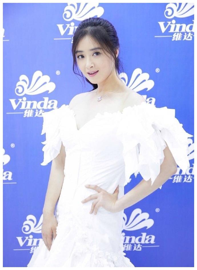 她与男友相爱13年,男友出轨后分手,后因出演《欢乐颂》走红