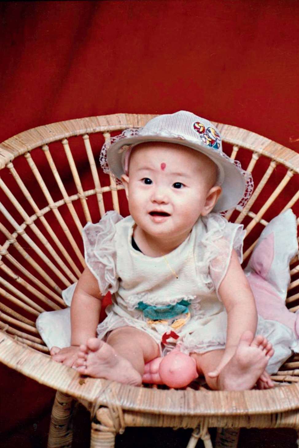 郑爽罕见童年老照片,从小就那么美,一直美到大__财经头条