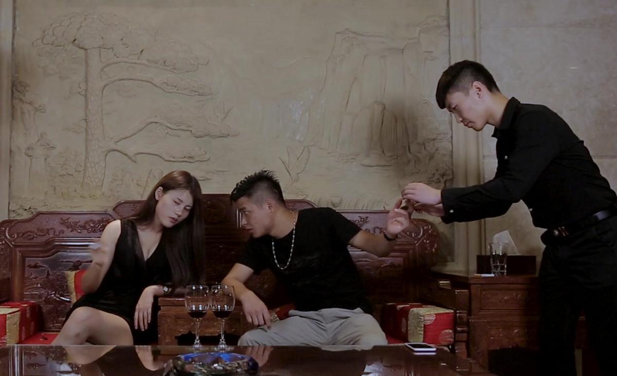 破烂王乔保峰靠收破烂发家致富哄骗三女子为他生儿育女