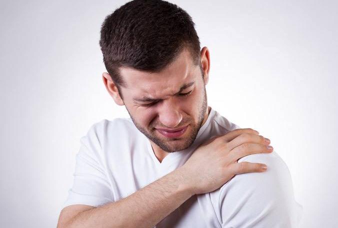 胳膊疼 手臂抬不起来 肩周炎有什么症状 应该怎样治疗 财经头条