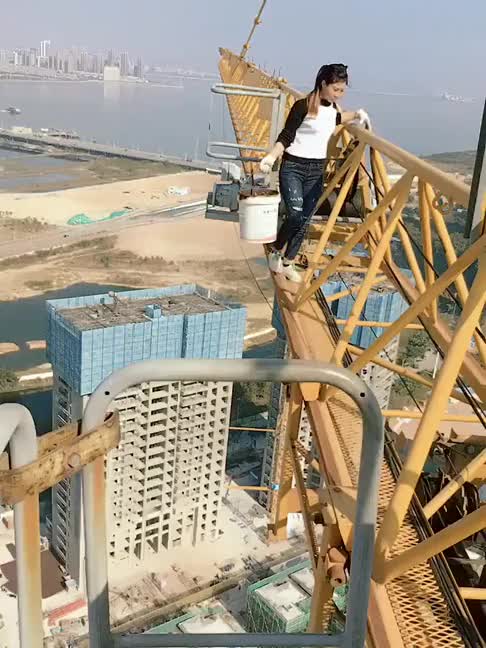 塔吊女司机检修看完感觉妹子太厉害啦