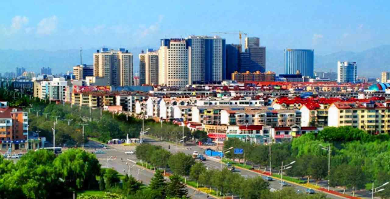 鄂尔多斯位于内蒙古自治区西南部,地处鄂尔多斯高原腹地,属于北温带半