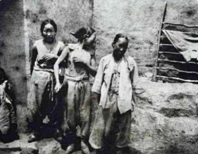 真实的晚清老照片:穷人连衣服都穿不起,小女孩从小就缠足__财经头条