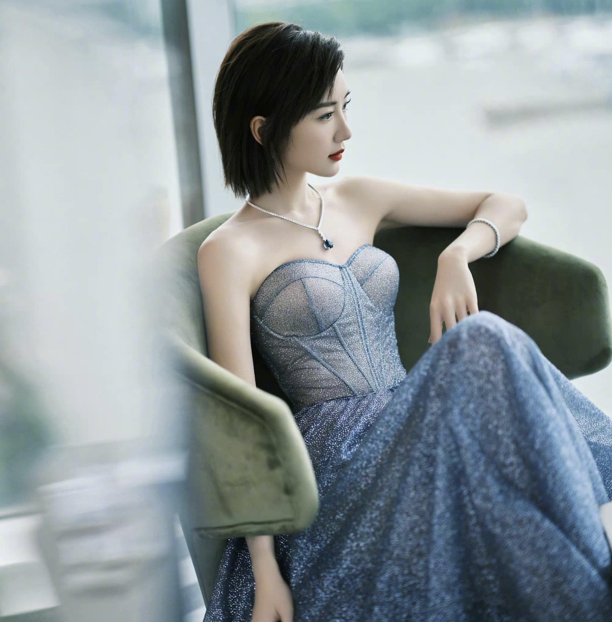 毛晓彤星空蓝闪钻抹胸裙