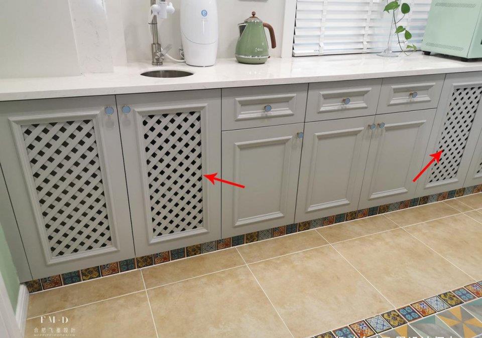 厨房水槽下的柜门,可以选择镂空网格的样式,通风换气颜值超高