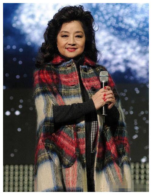 徐小凤活出了洒脱不在浓妆艳抹展露老年纹像个慈祥的老奶奶