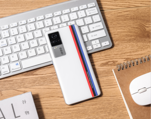 除了降价200元的优惠外,促销期间购买iqoo 7还赠送原装xe710耳机和