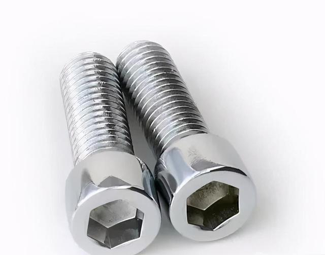 我们都知道,内六角螺丝的螺丝头外边是圆的,中间是凹进去的六边形.