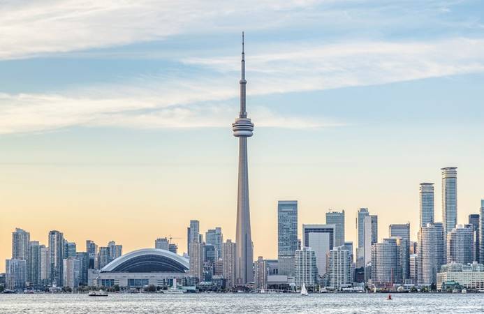 第八名:加拿大国家电视塔(553.3米)-加拿大