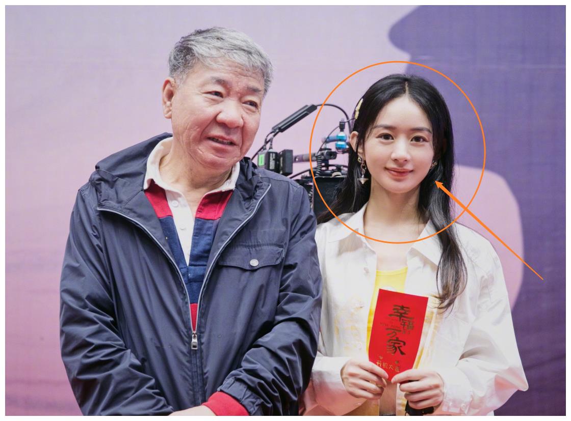 《幸福到万家》开机现场,赵丽颖与郑晓龙合照,无精修颜值引关注