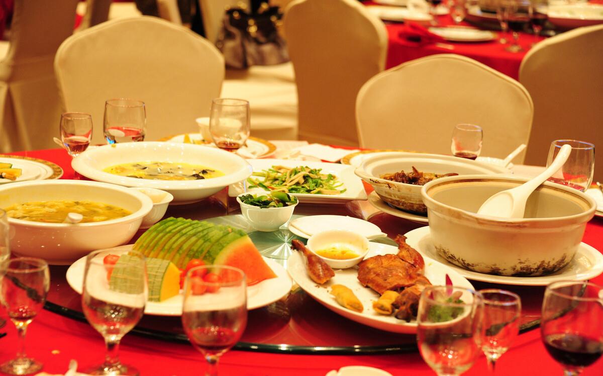 饭菜不合口,强制消费者吃下去,从某种程度上讲也是不合理的.