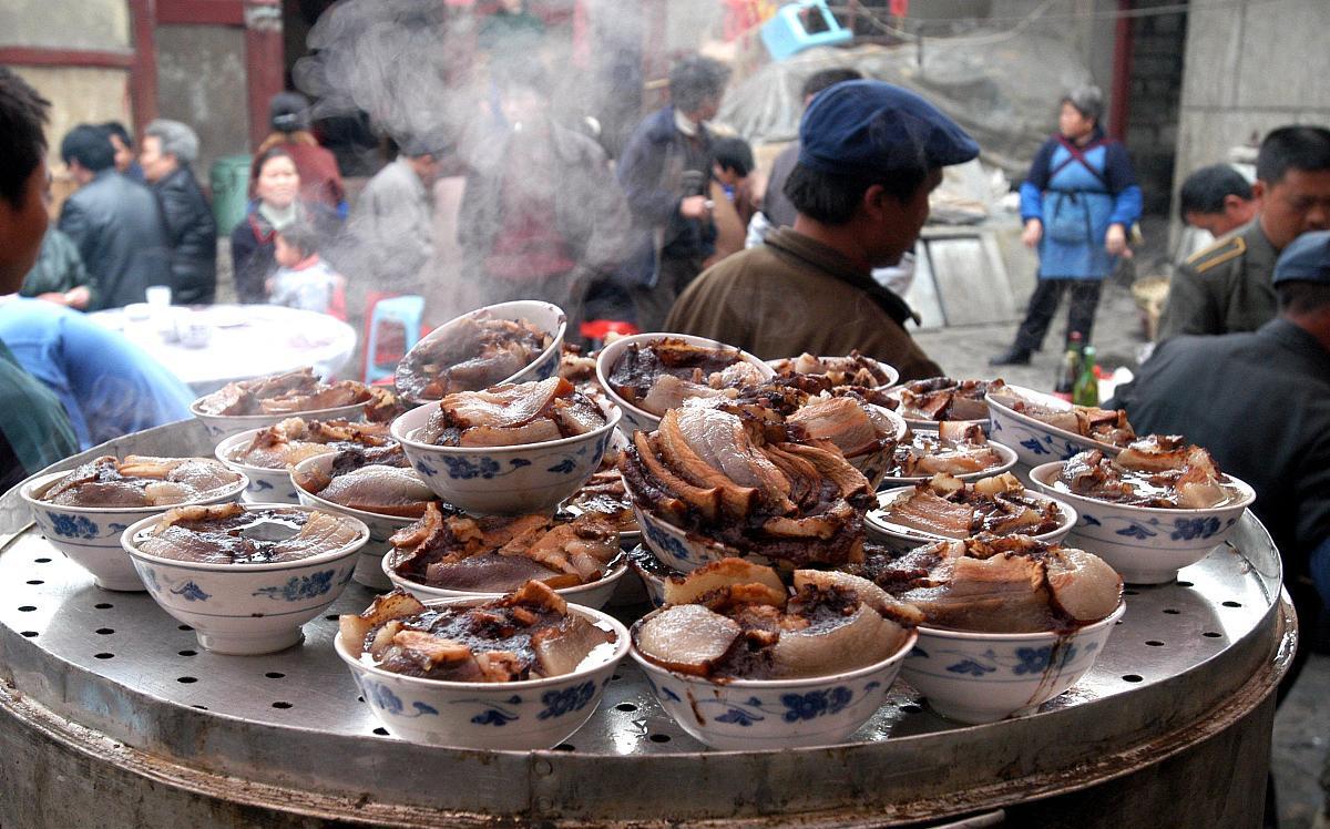 在农村,为何有人宁愿吃三百元一桌酒席,也不愿去酒店吃上千的呢