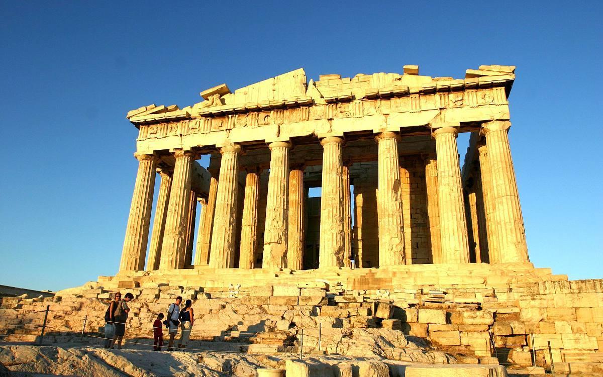 卫城的主要景点有卫城,雅典娜胜利女神庙,伊瑞克提翁神庙,帕特农神庙