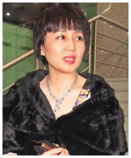 赌王讣告首现17子何猷邦是靠擦身上位护工郑咏诗的私生子