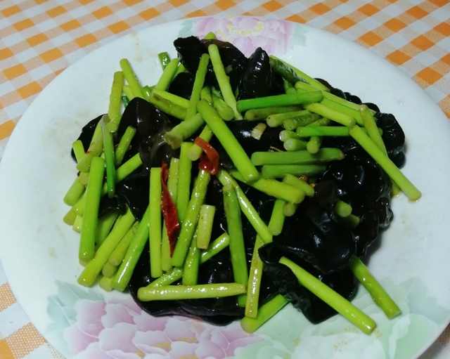 家常小炒蒜苔炒木耳掌握三个窍门简单好吃爽脆开胃又下饭