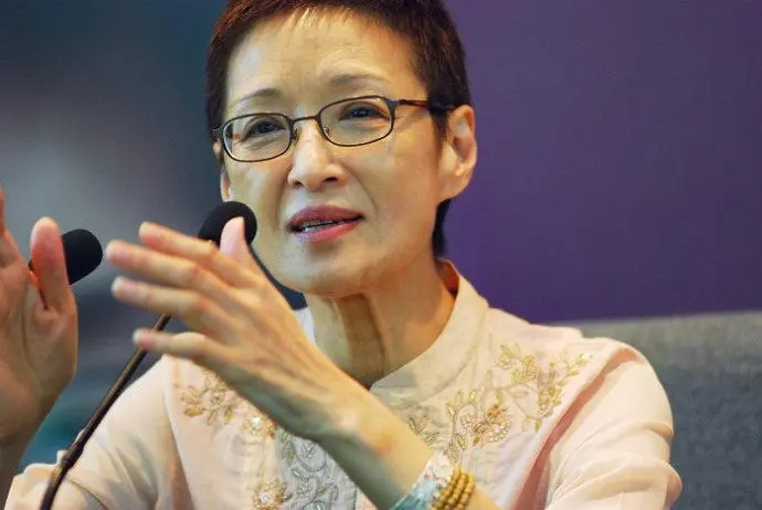 美了一辈子的胡因梦68岁剪男人头风韵不减前卫时尚又干练