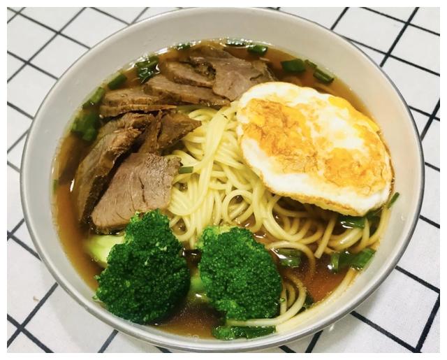 单身狗的牛肉鸡蛋面,快手懒人做法,加个荷包蛋更完美