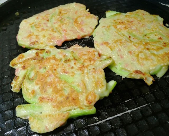 家常早餐丝瓜饼,三个窍门,口感鲜香,营养开胃,简单易做又好吃