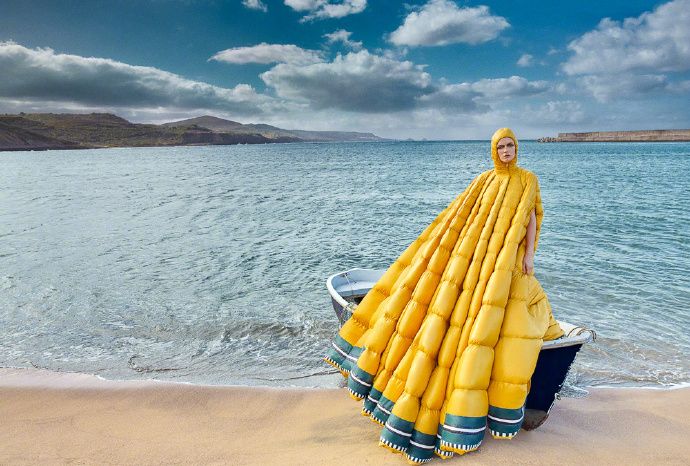 时尚摄影大片,多彩时装融入高山湖泊等景色中,优雅靓丽,很迷人